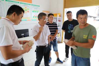 江華瑤族自治縣商務(wù)局程達(dá)明局長(zhǎng)實(shí)地考察鎮(zhèn)、村級(jí)電商服務(wù)站點(diǎn)建設(shè)情況