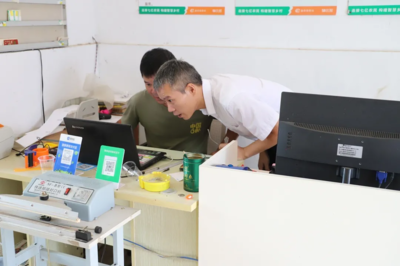 江華瑤族自治縣商務局程達明局長實地考察鎮、村級電商服務站點建設情況